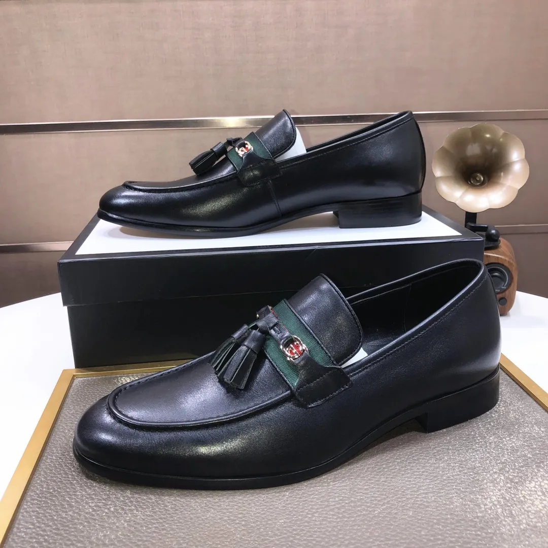 Factory batch 500💰Italy’s top luxury men’s shoe giant (GUCCI) (Gucci) (full cowhide lining) new arrival🍃Original European style🔰 Pleasant to the eye😍In order to make the shoes more durable and non-deformable🌀The production continues to follow traditional methods but there is still no lack of innovation💪The original sheepskin is selected for the leather♻️Smooth, natural and extra bright⭐Made of imported cowhide The rich man’s first choice 38-45 (45 customized)